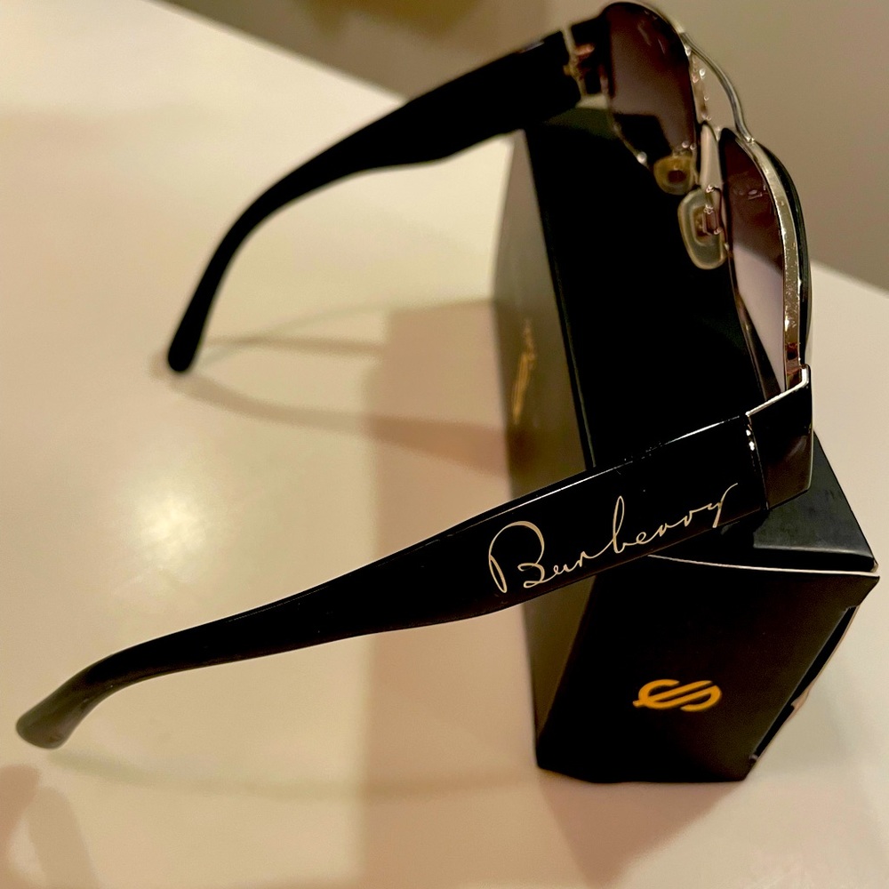 Unisex BURBERRY aviator sunglasses 
authenticity code scrip/right lens, Italy